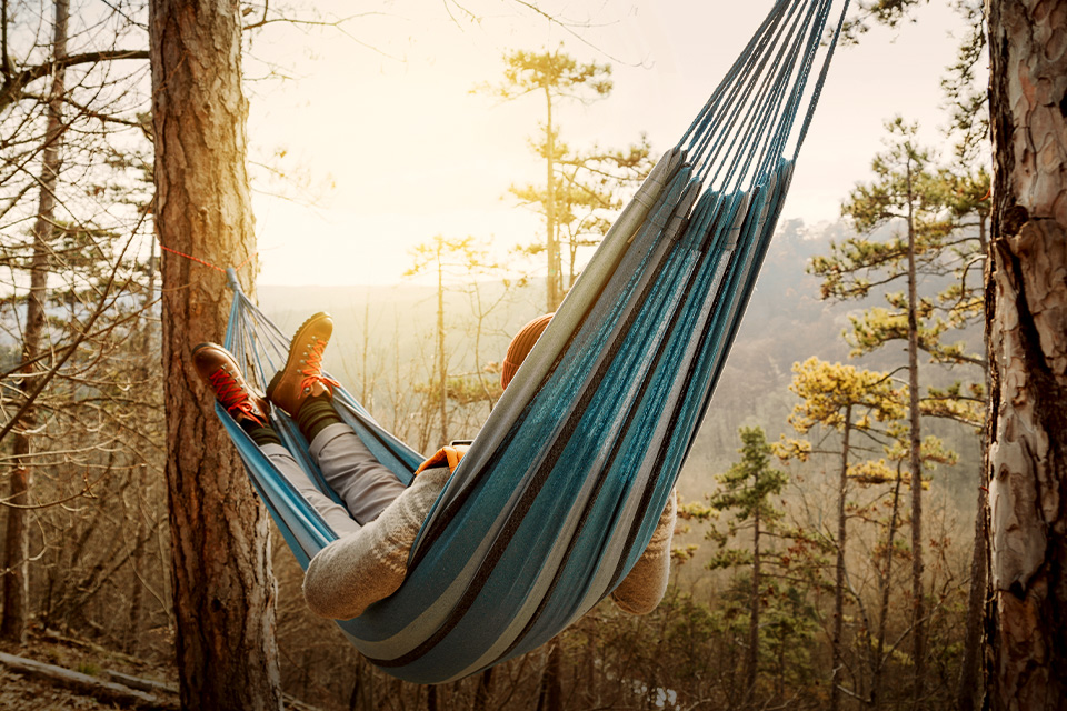 Alasan Mengapa Harus Cobain Hammocking Saat Solo Hiking