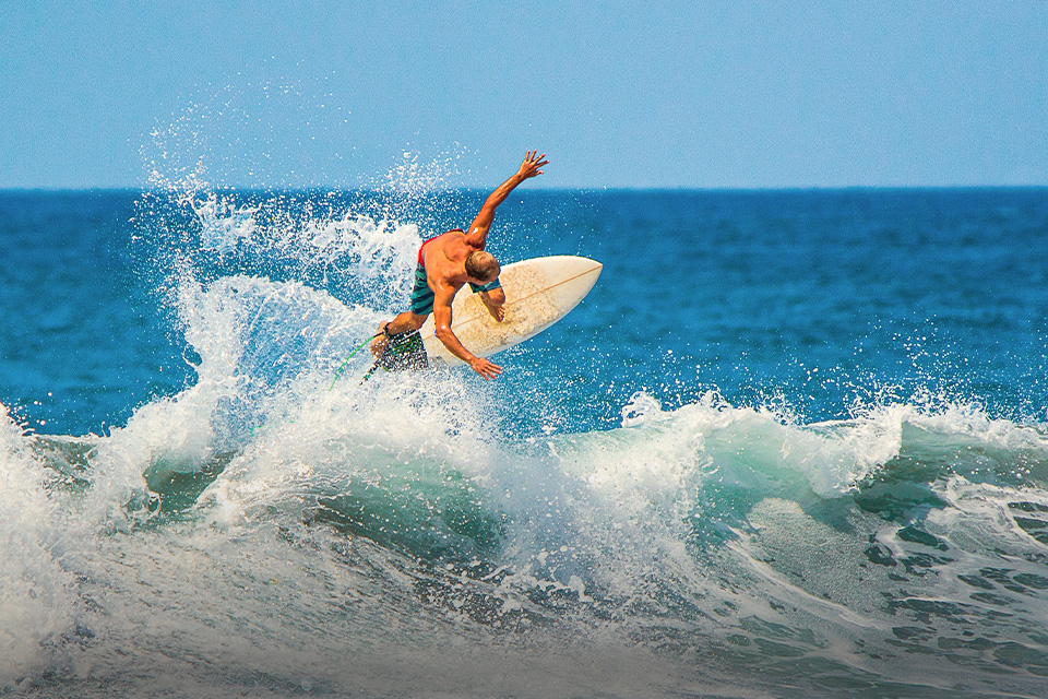 6 Rekomendasi Pantai untuk Surfing Dekat Jakarta