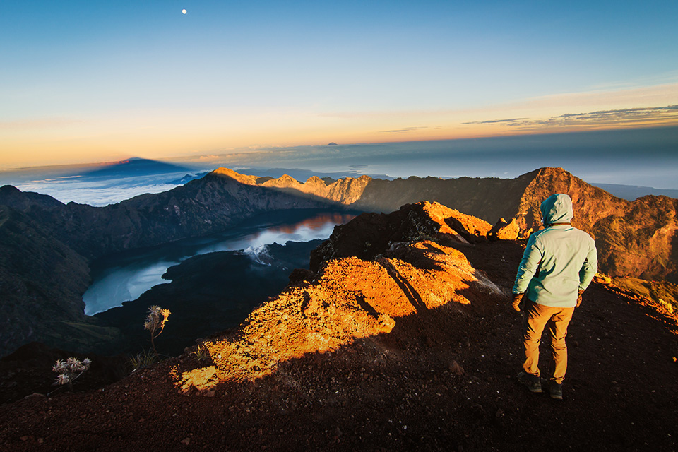 Mendaki Gunung Rinjani dengan Budget Minim? Bisa Banget, Bro!