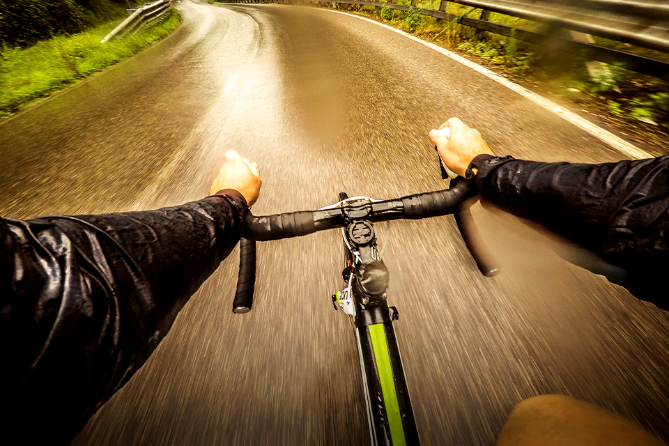 Jangan Neduh di Tempat Ini Ya Bro Kalau Mendadak Hujan Saat Gowes!