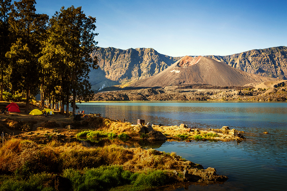 5 Danau di Atas Gunung Indonesia yang Punya Keindahan Luar Biasa!