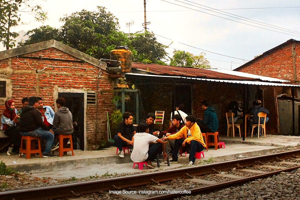 Sensasi Ngopi di Pinggir Rel Kereta Api, Bikin Tegang Bro!