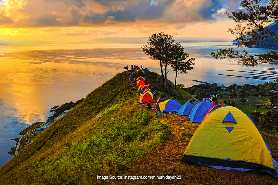 Melihat Pemandangan Bukit Siadtaratas Pesona Danau Toba dari Ketinggian 