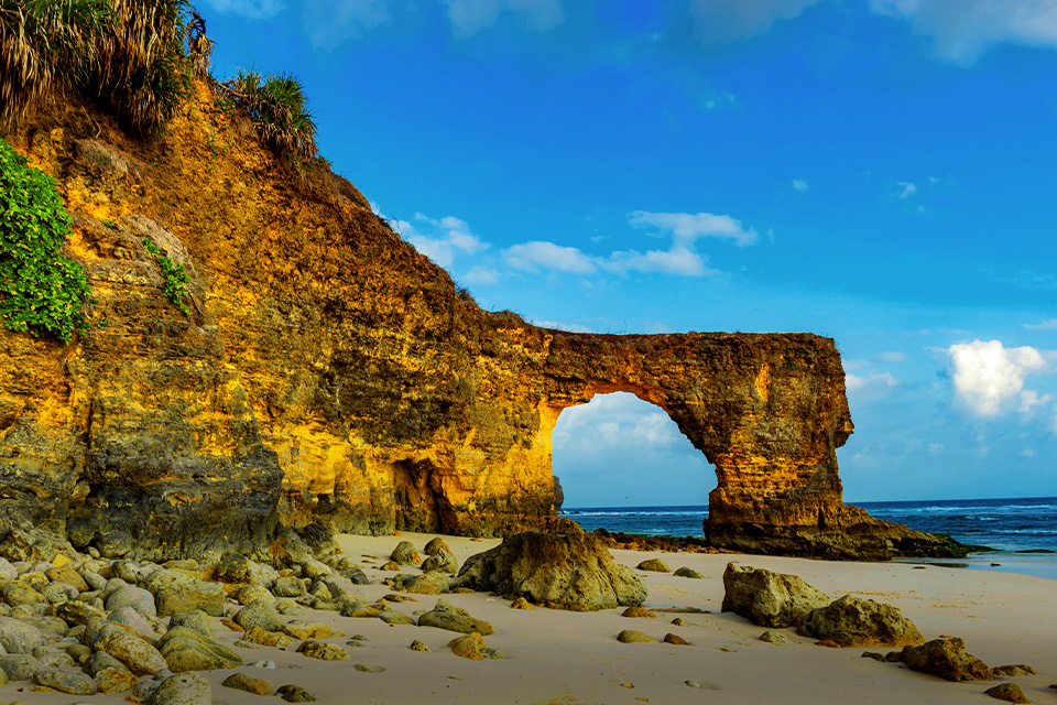 Waduh, Batu Cincin di Pantai Mbawana Sumba Runtuh