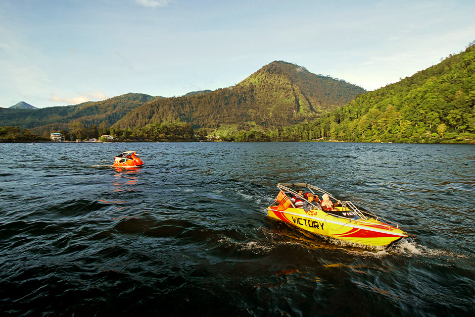 Cari Wisata Alam Sejuk di Jawa Timur ke Telaga Sarangan Aja, Bro!