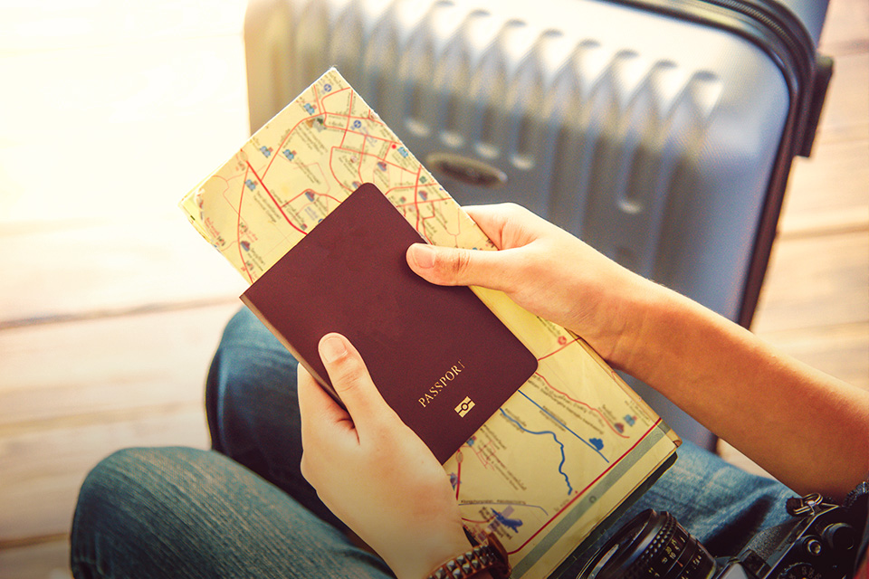 Traveling ke Luar Negeri Tapi Paspor Mati? Ini Syarat Perpanjangnya Bro!