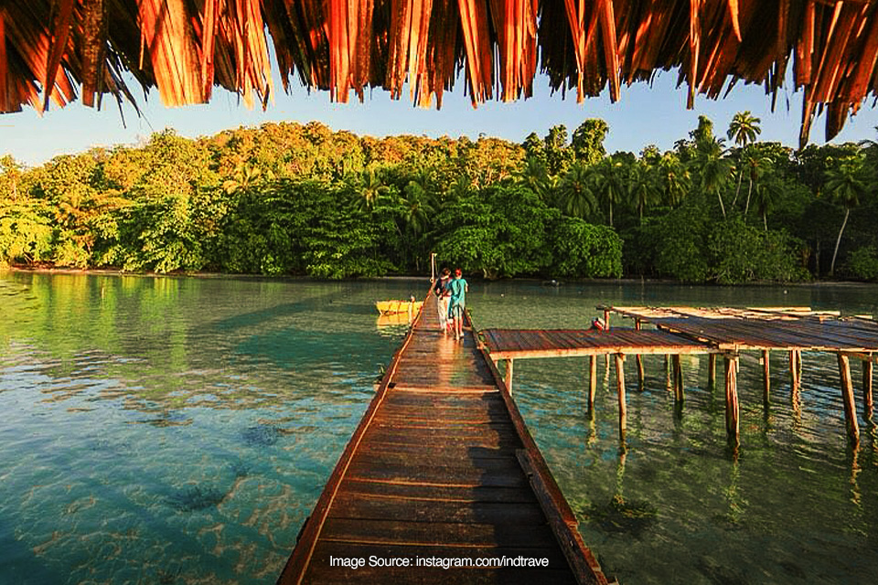 Air di Pantai Waiwo Papua Barat Bening Seperti Kaca, Bro!