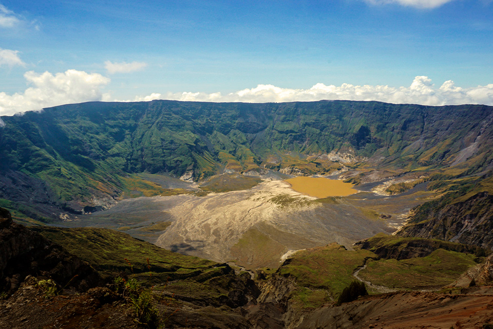 Naik ke Puncak Gunung Tambora Bisa Pakai Kendaraan, Bro!