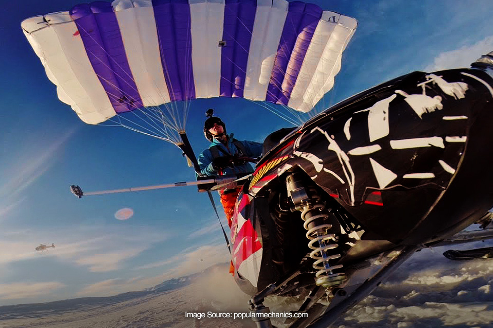 Cara Beda Menikmati Olahraga Salju, Cobain Snowmobile Paragliding Bro!