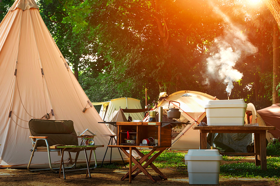 Peralatan Penting yang Wajib Disiapkan Buat Camping