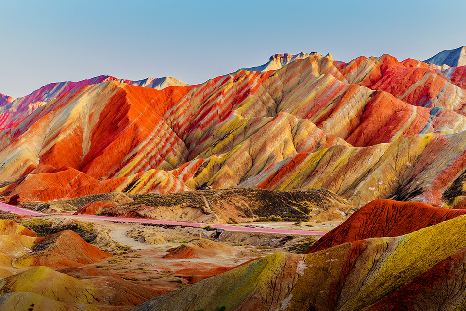 Gunung Pelangi di China Bikin Hati Meleleh, Keren Banget!