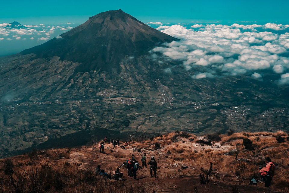 2 Jalur Populer Pendakian Gunung Sindoro, Mana Favorit Lo?
