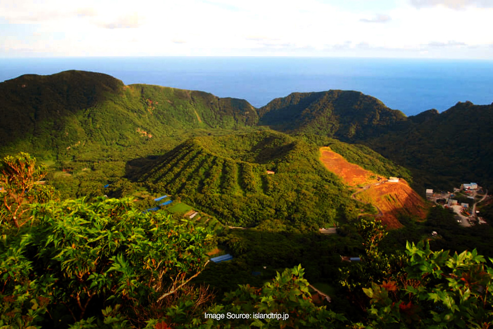 Penduduk di Pulau Ini Hidupnya di Dalam Kawah Gunung Berapi, Bro!
