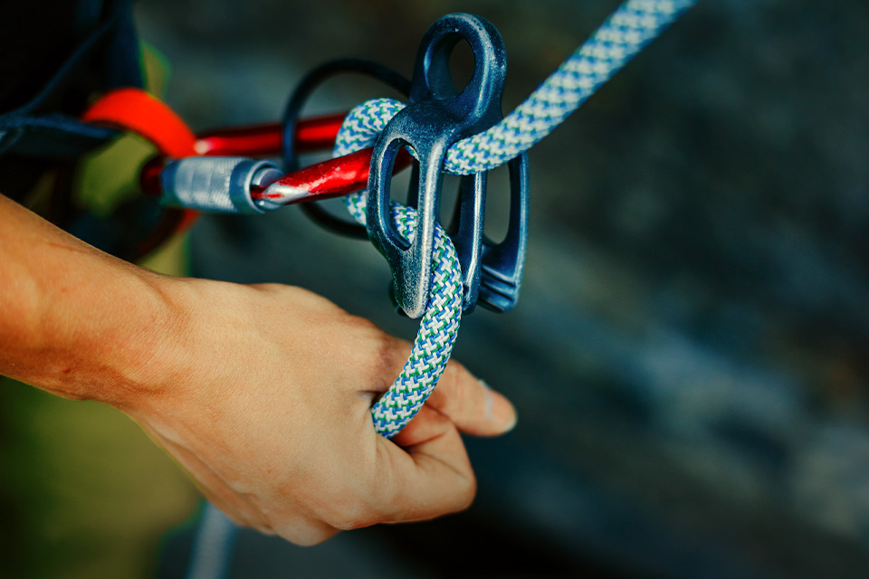 Buat yang Hobi Panjat Tebing, Ini Bedanya Carabiner Sama Mailon Rapid!