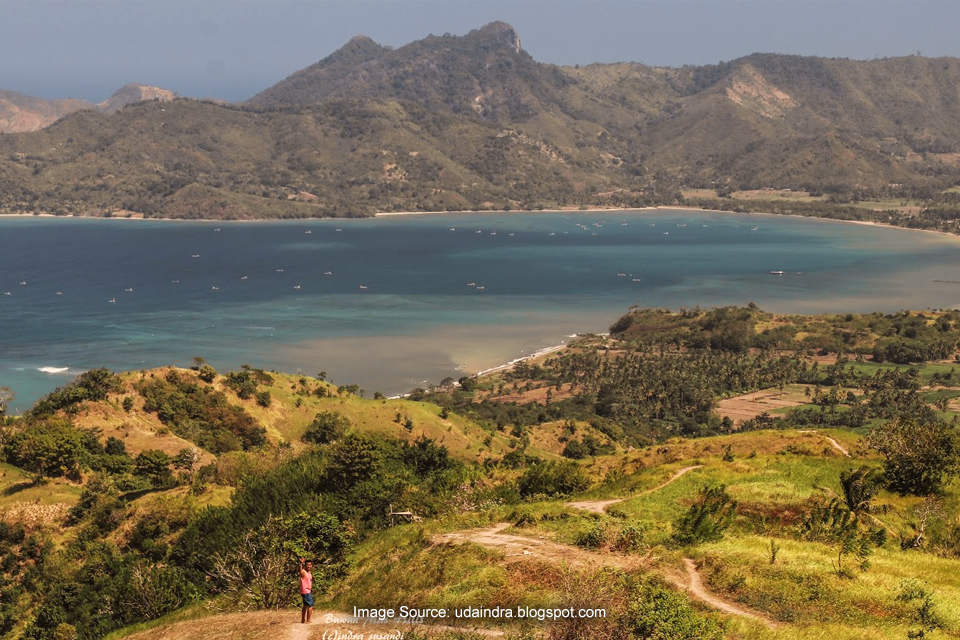 Meleleh Melihat Indahnya Lanskap Lombok Barat dari Bukit Buwun Mas!