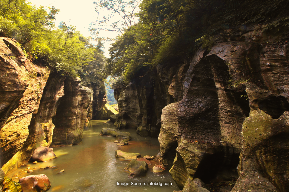 Bukan Green Canyon, Bro! Ini Sungai Cikahuripan di Bandung