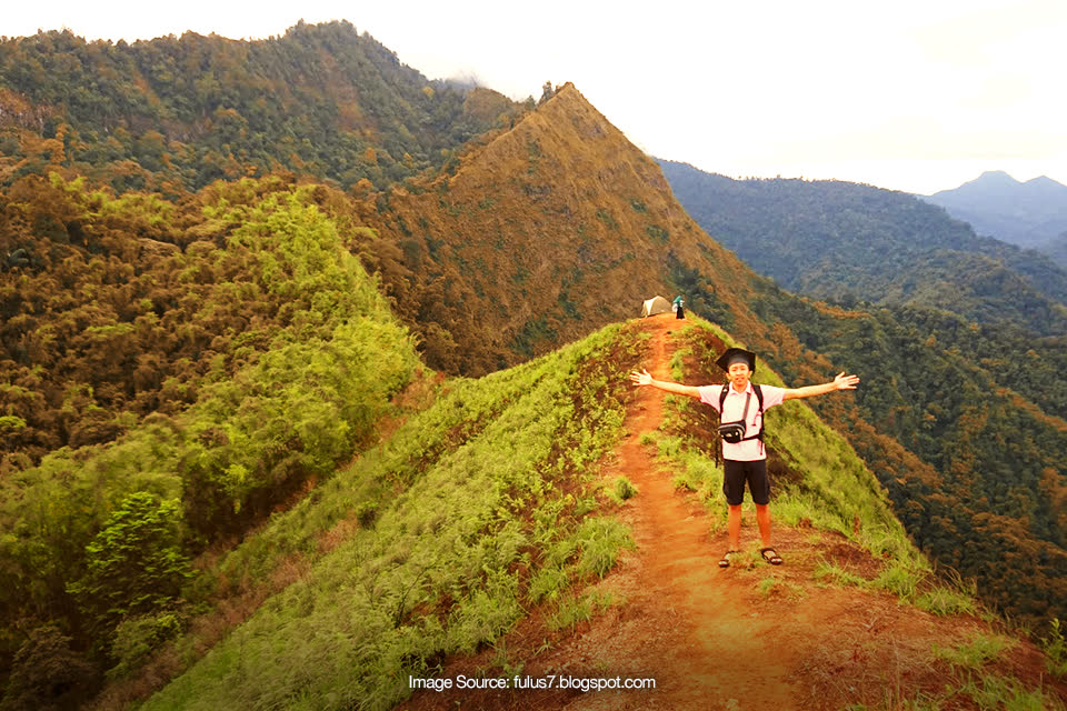 Tantangan Mendaki ke Puncak Watu Jengger, Bikin Rileks Bro!