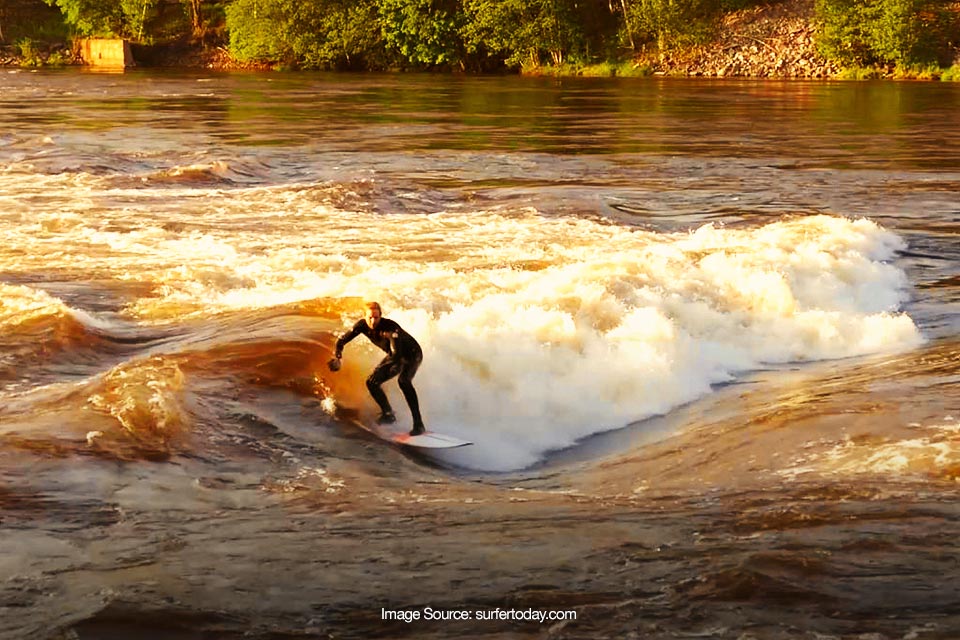 Bikin Ombak Sendiri Buat Nikmati Keseruan Surfing di Sungai