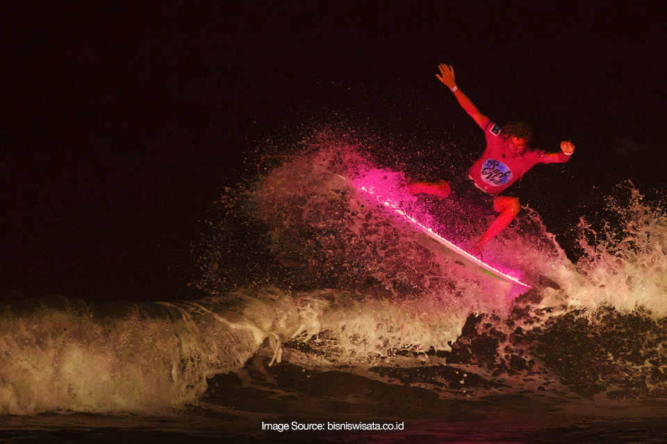 Surfing Malam Hari? Kenapa Nggak, Ini Tipsnya