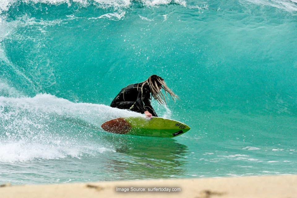 Skimboard dari Bahan Kayu Vs Busa, Mana Lebih Seru?