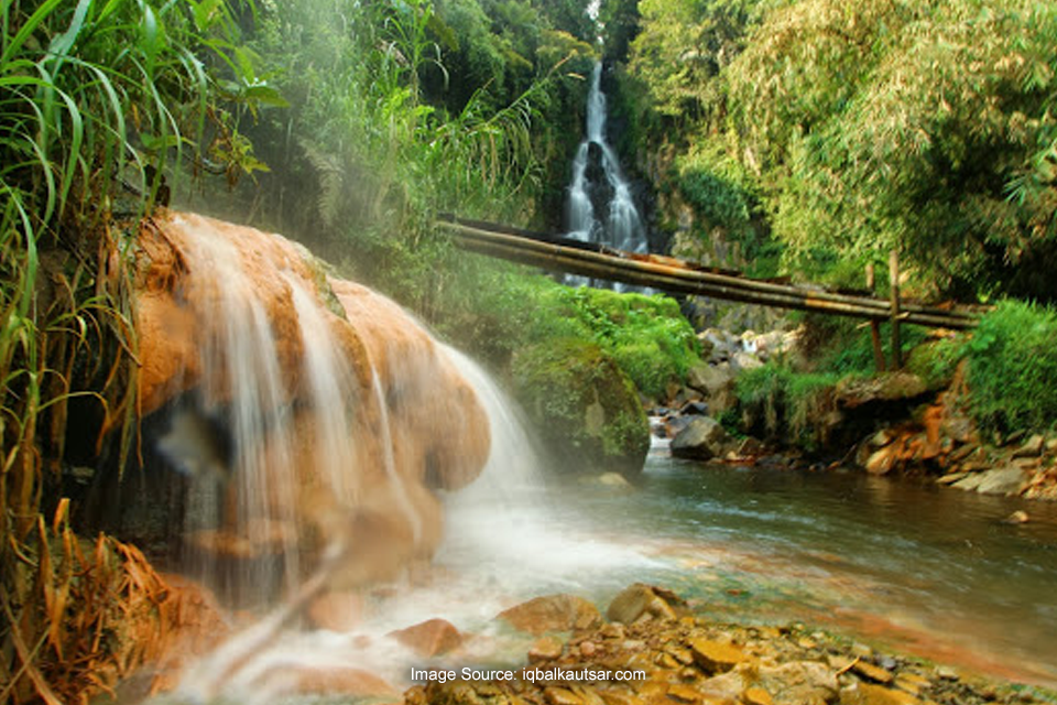 Bikin Betah Berendam di Air Terjun Giritirta yang Hangat!