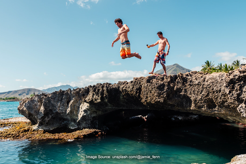 Suka Lompat dari Ketinggian ke Air? Ini Lho Risiko Bahayanya!