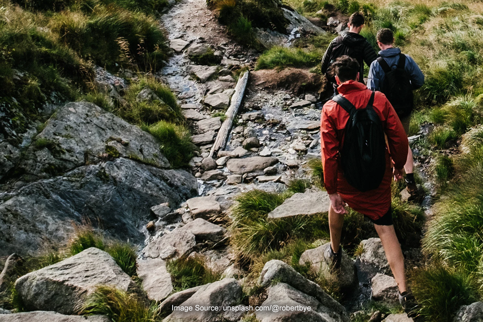Jangan Salah Kostum Ya, Nih Pakaian yang Tepat Buat Hiking