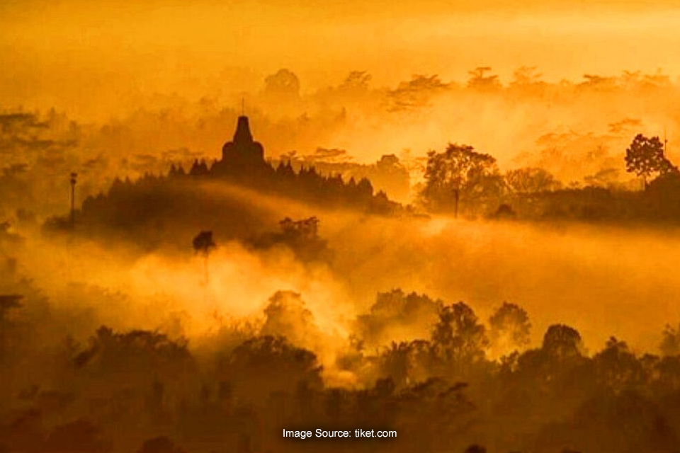 Berburu Sunrise di Punthuk Setumbu dengan View Cantik Candi Borobudur