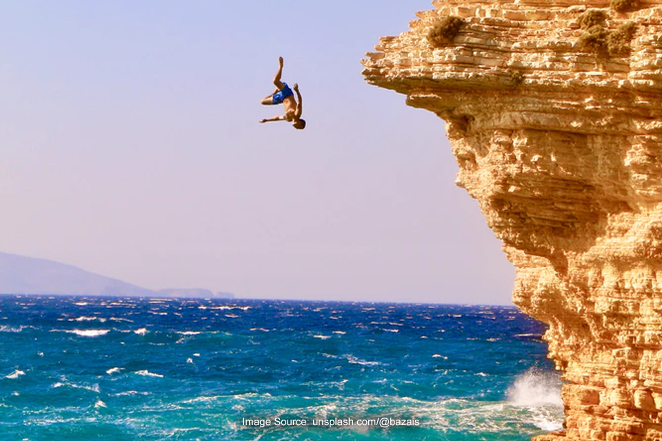 Mengenal Sejarah Cliff Diving dan Risiko yang Mesti Dihadapi