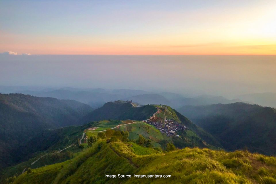 Nggak Harus Jago Naik Gunung Buat Nikmati Lanskap di Bukit Sipandu