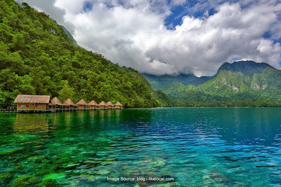 Beda Suasana Pagi dan Malam di Pantai Ora, Lebih Indah Mana?