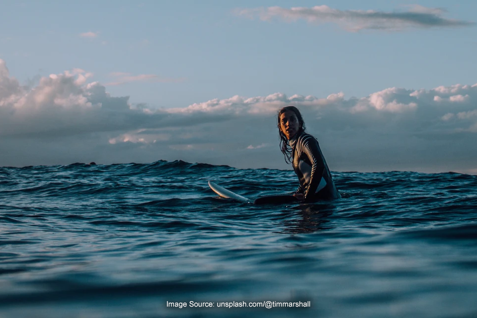 Sit Surfing, Cara yang Lebih Menantang Berselancar di Laut