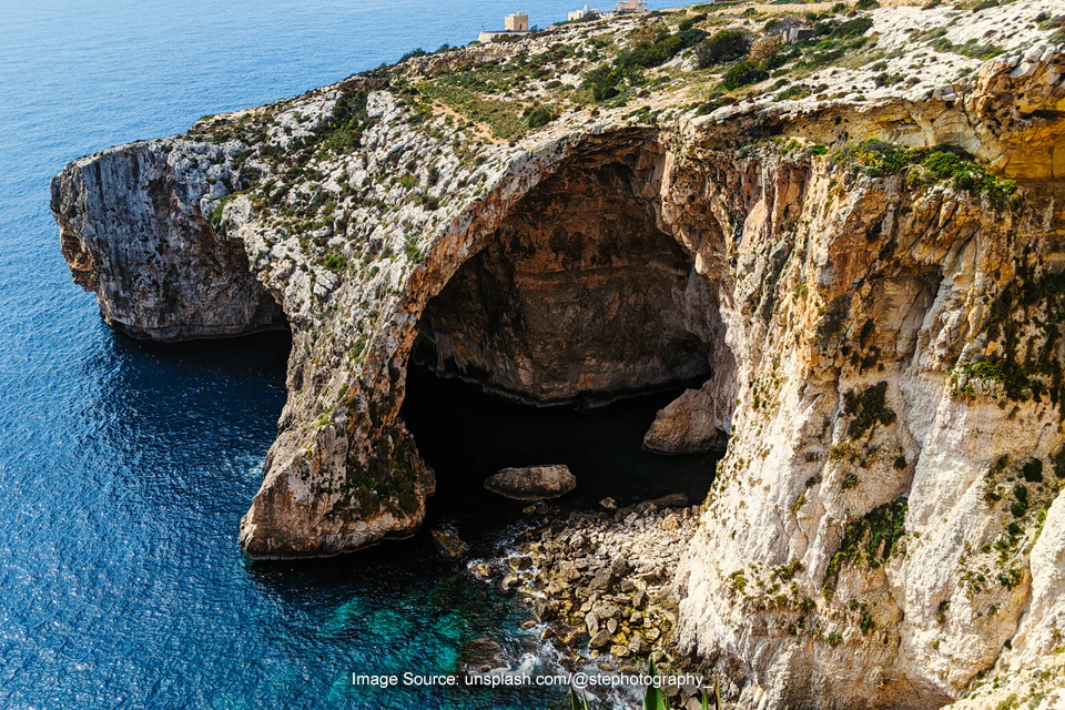 Mengagumi Blue Grotto, Gua Eksotis yang Menawan di Italia