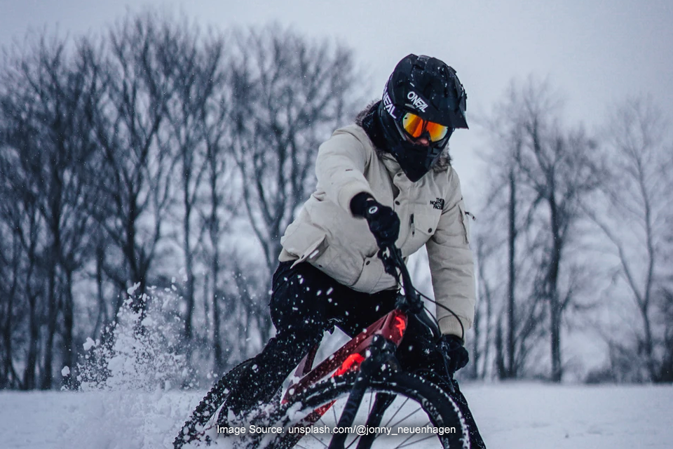 Turun Gunung Salju Pakai Sepeda? Intip Nih Serunya Snow Downhill