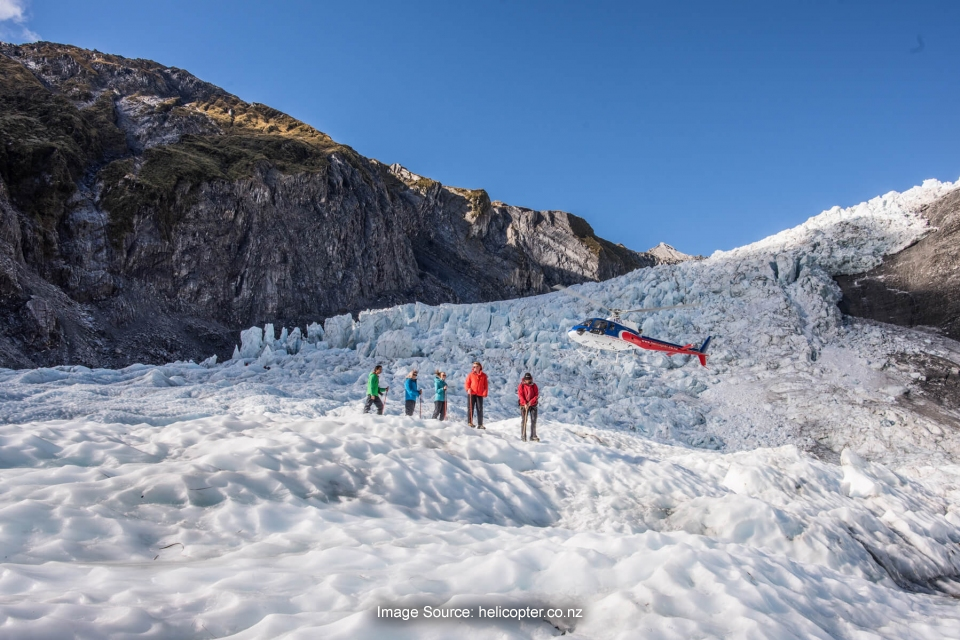 Heli Hike, Petualangan Seru Menyusuri Lorong Es di Gunung 
