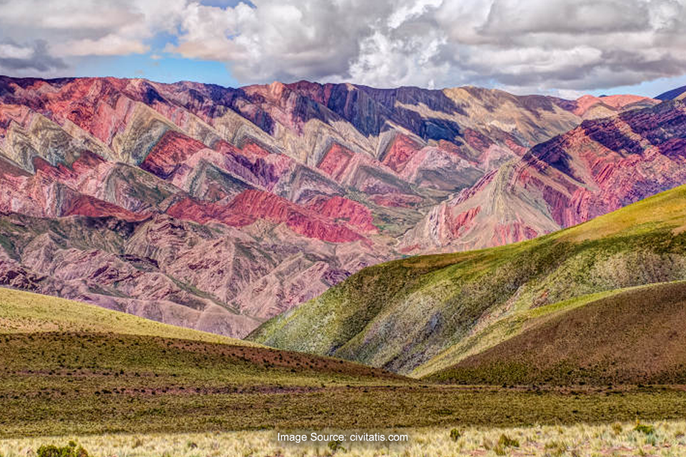 Gunung-gunung di Dunia yang Punya Warna Unik 