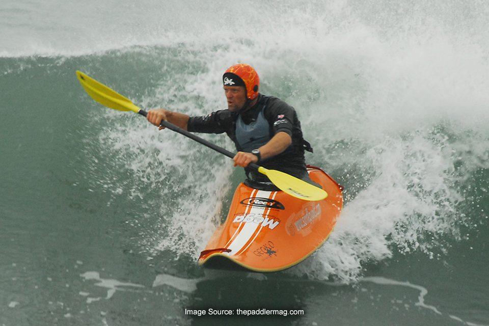 Surf Kayaking, Mengejar Ombak Lautan Sambil Duduk di Kayak