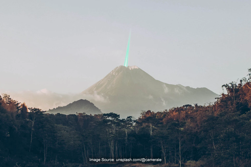 Cahaya Diduga Meteor Jatuh Terlihat di Puncak Gunung Merapi! 