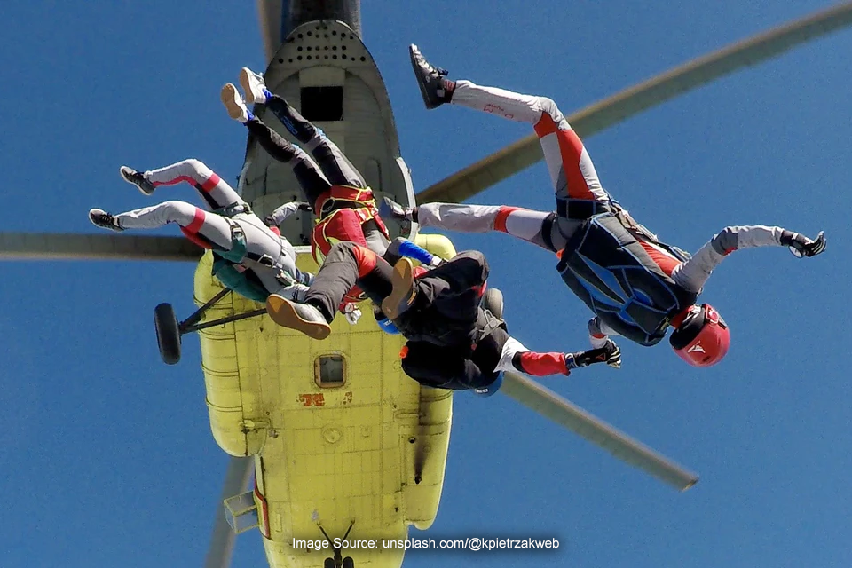 Perbedaan Skydiving dan Parachuting, Mana yang Paling Seru?