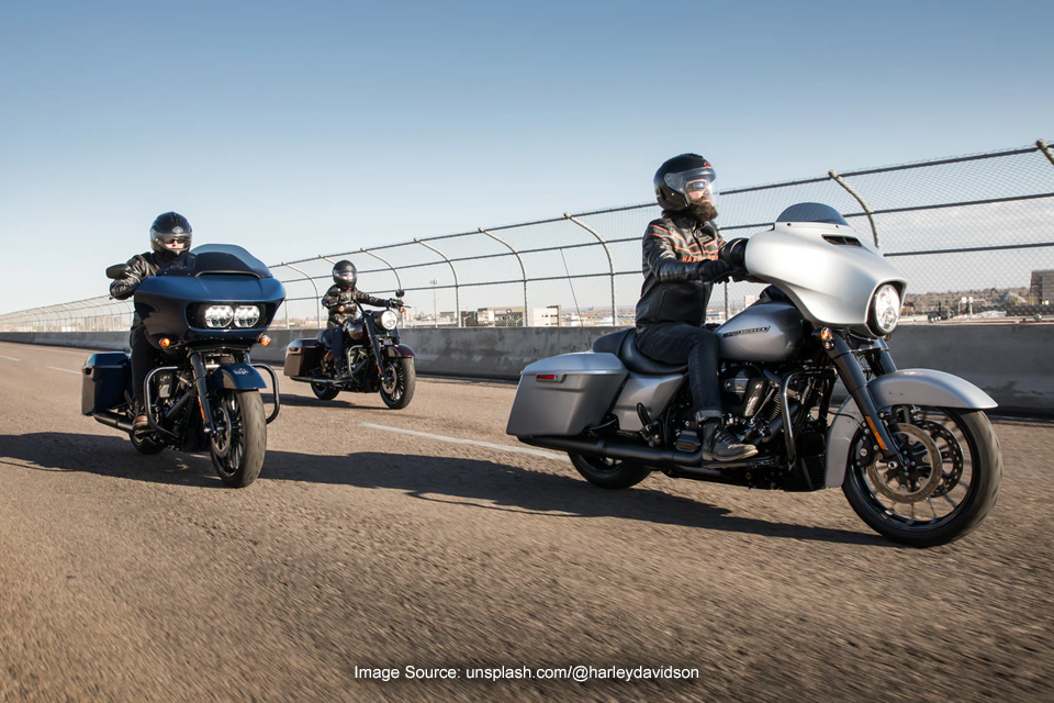 Etika Menyalip Saat Bertualang Touring Motor!