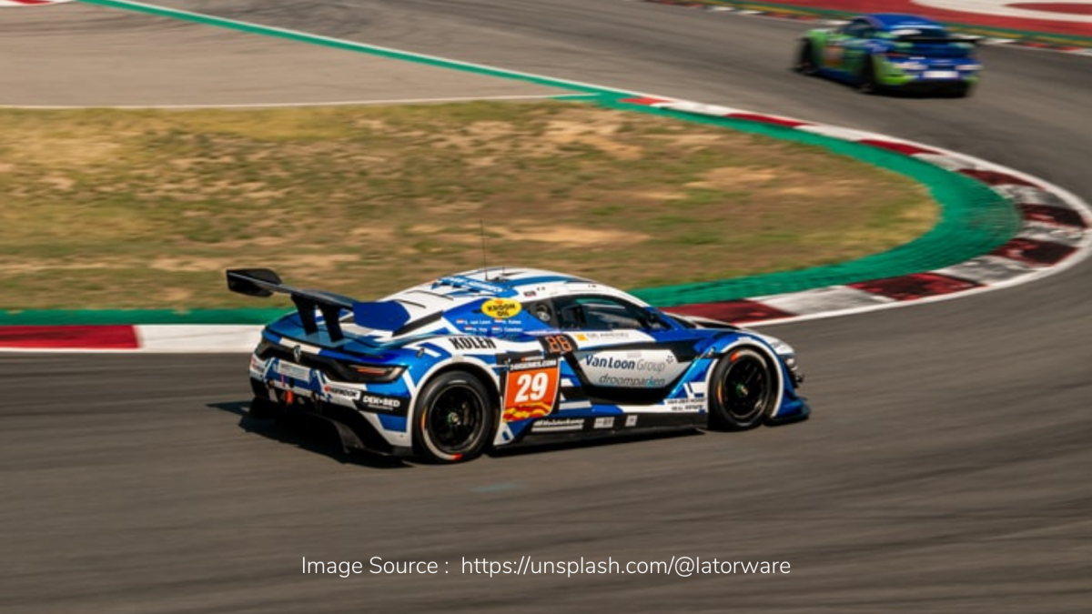 Keren Banget, Mobil Mewah Ini Diubah Jadi Mobil Balap Adventure