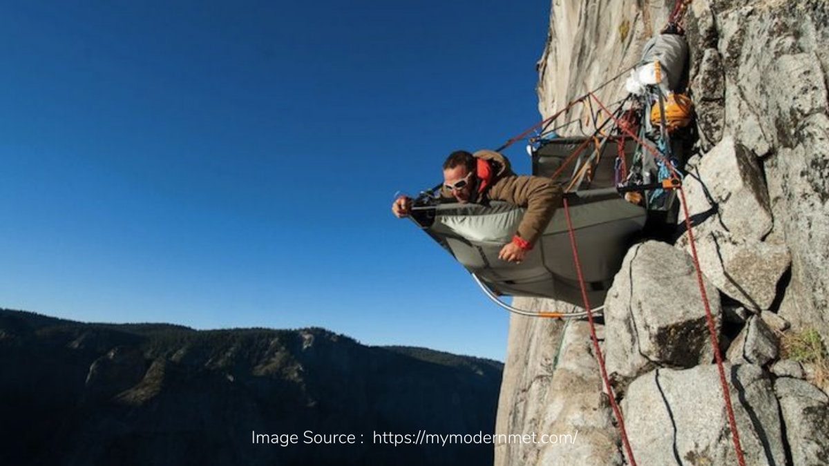 Mau Coba Camping ala Pemanjat Tebing? Begini Nih Caranya!