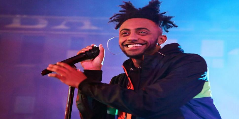 Dalam Acara Jimmy Kimmel Live!, Rapper Aminé Tampil di Balon Udara ...