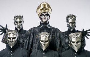 Tampil di The Late Show With Stephen Colbert di Malam Halloween