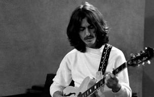 Gitar Ikonis Milik George Harrison Siap Dilelang
