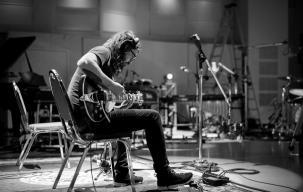 Dave Grohl Lelang Instrumen Musik untuk Amal