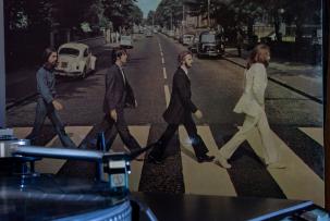 Daftar Lagu-lagu Non-Rock dari Band-band Rock