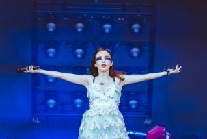 Lauren Mayberry Persiapkan Hal Baru Untuk Album Keempat Chvrches