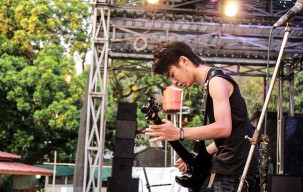 Darryl Julian: Meminjam Pesona Synyster Gates