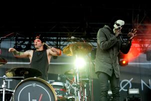 “Shy Away”, Langkah Awal Twenty One Pilots Menyambut Album Baru